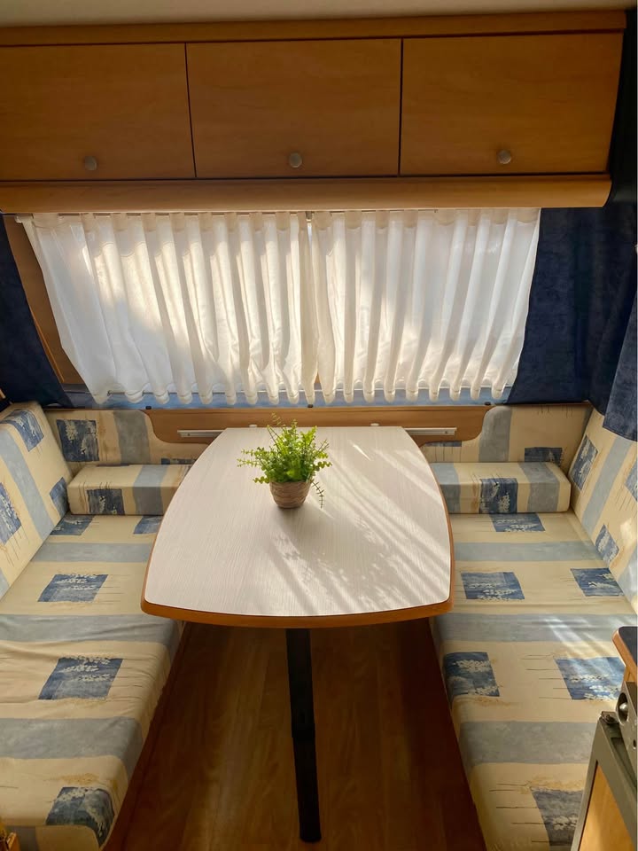 Salón de la caravana con mesa y asientos